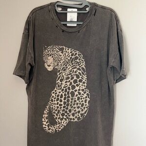 ❄️ NWT Vintage-Style Leopard Graphic Tee - Charcoal